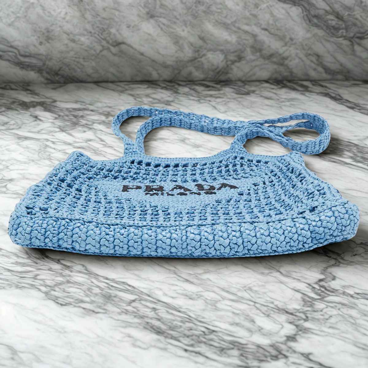 BORSA SHOPPER PRADA IN RAFIA CON LOGO INTRECCIATO – BLU