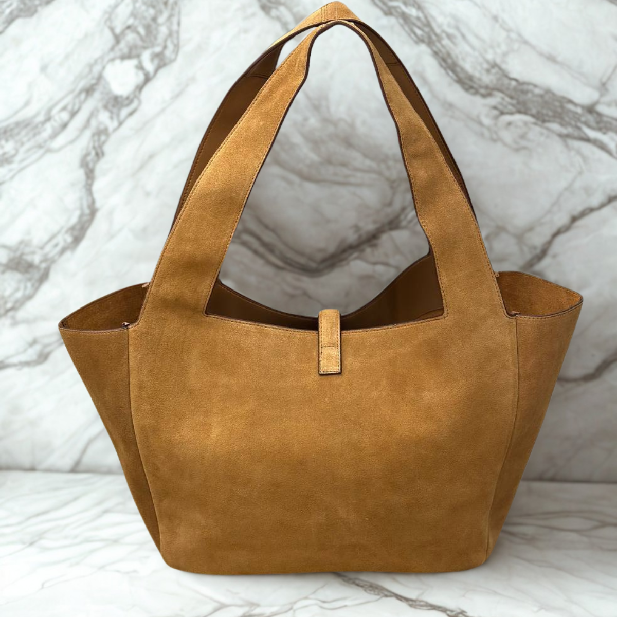 LE 5 À 7 BEA IN SUEDE DI YVES SAINT LAURENT