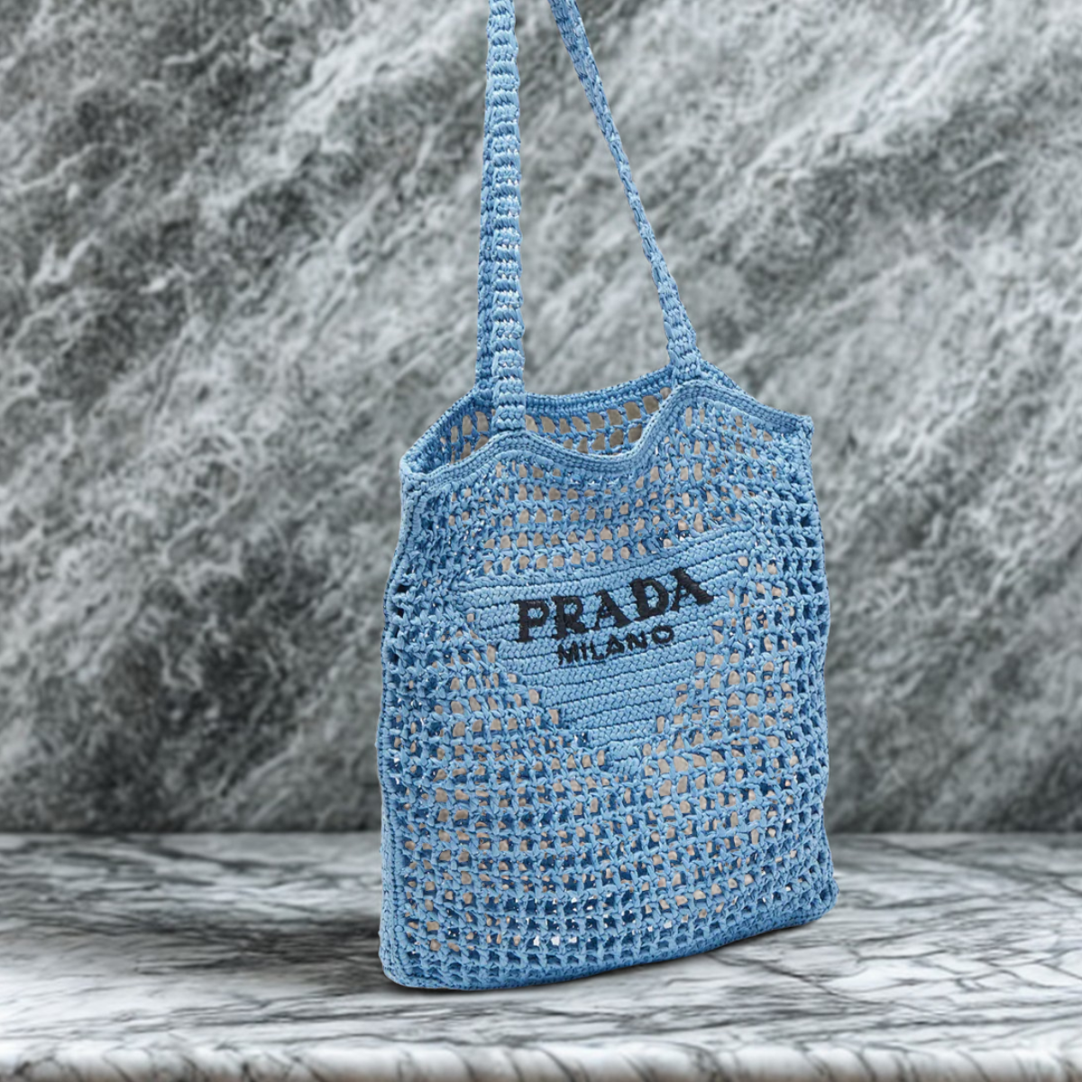 BORSA SHOPPER PRADA IN RAFIA CON LOGO INTRECCIATO – BLU