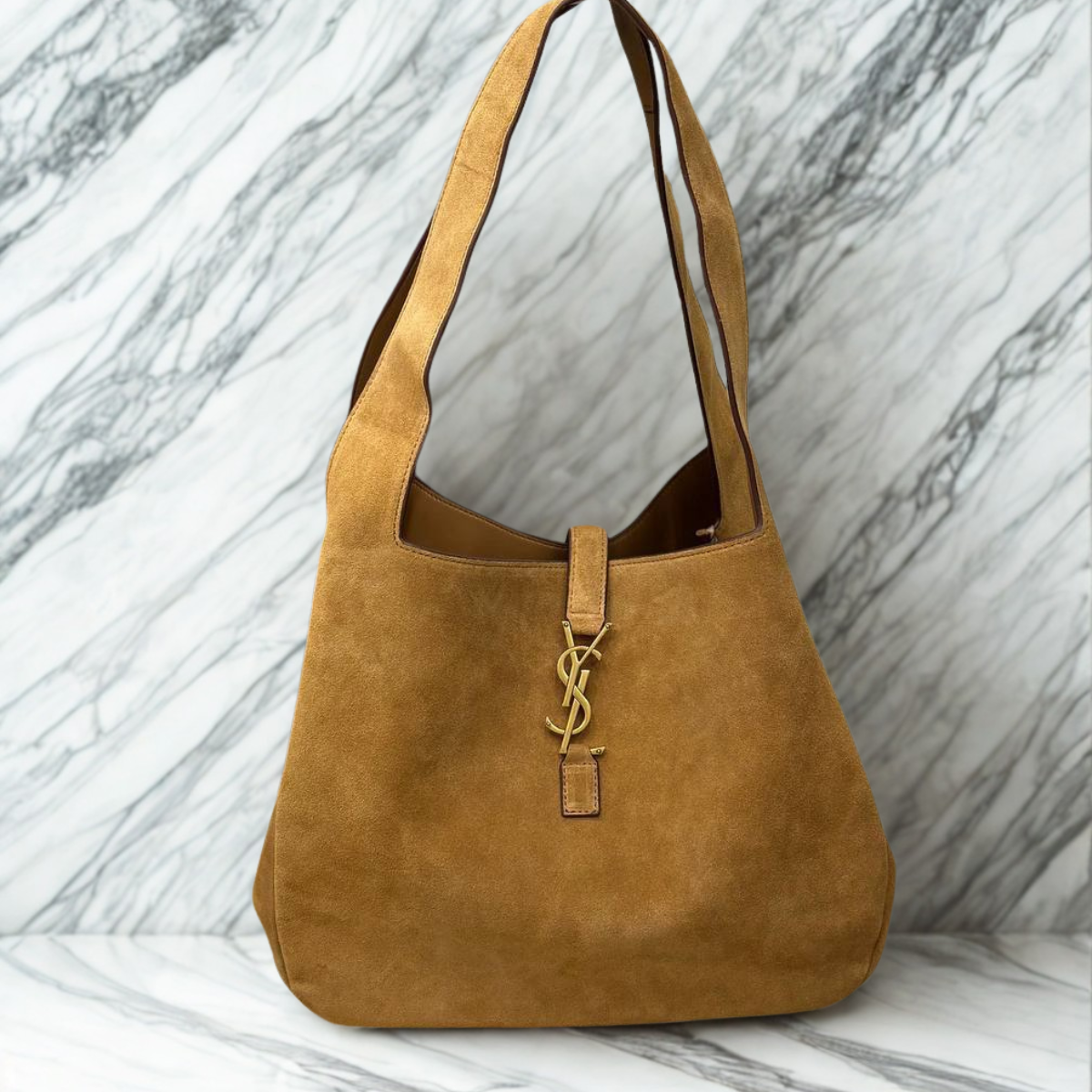 LE 5 À 7 BEA IN SUEDE DI YVES SAINT LAURENT