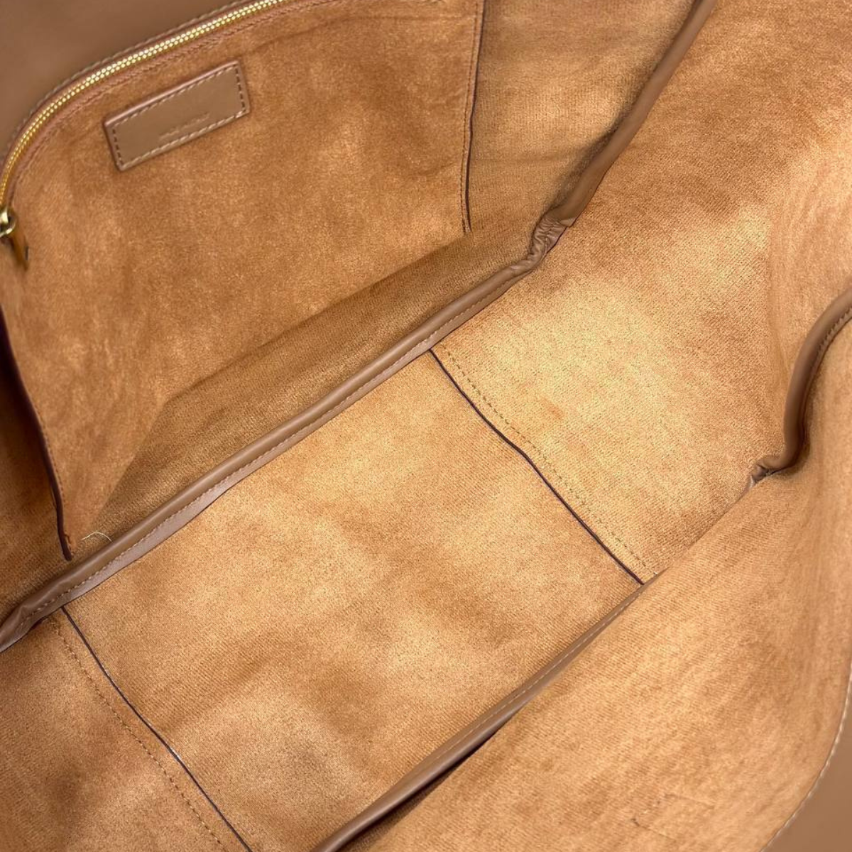 LE 5 À 7 BEA IN SUEDE DI YVES SAINT LAURENT