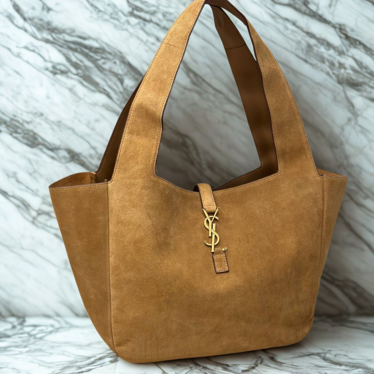 LE 5 À 7 BEA IN SUEDE DI YVES SAINT LAURENT