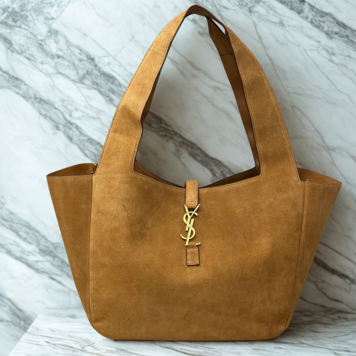 LE 5 À 7 BEA IN SUEDE DI YVES SAINT LAURENT