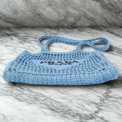 BORSA SHOPPER PRADA IN RAFIA CON LOGO INTRECCIATO – BLU