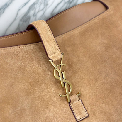 LE 5 À 7 BEA IN SUEDE DI YVES SAINT LAURENT