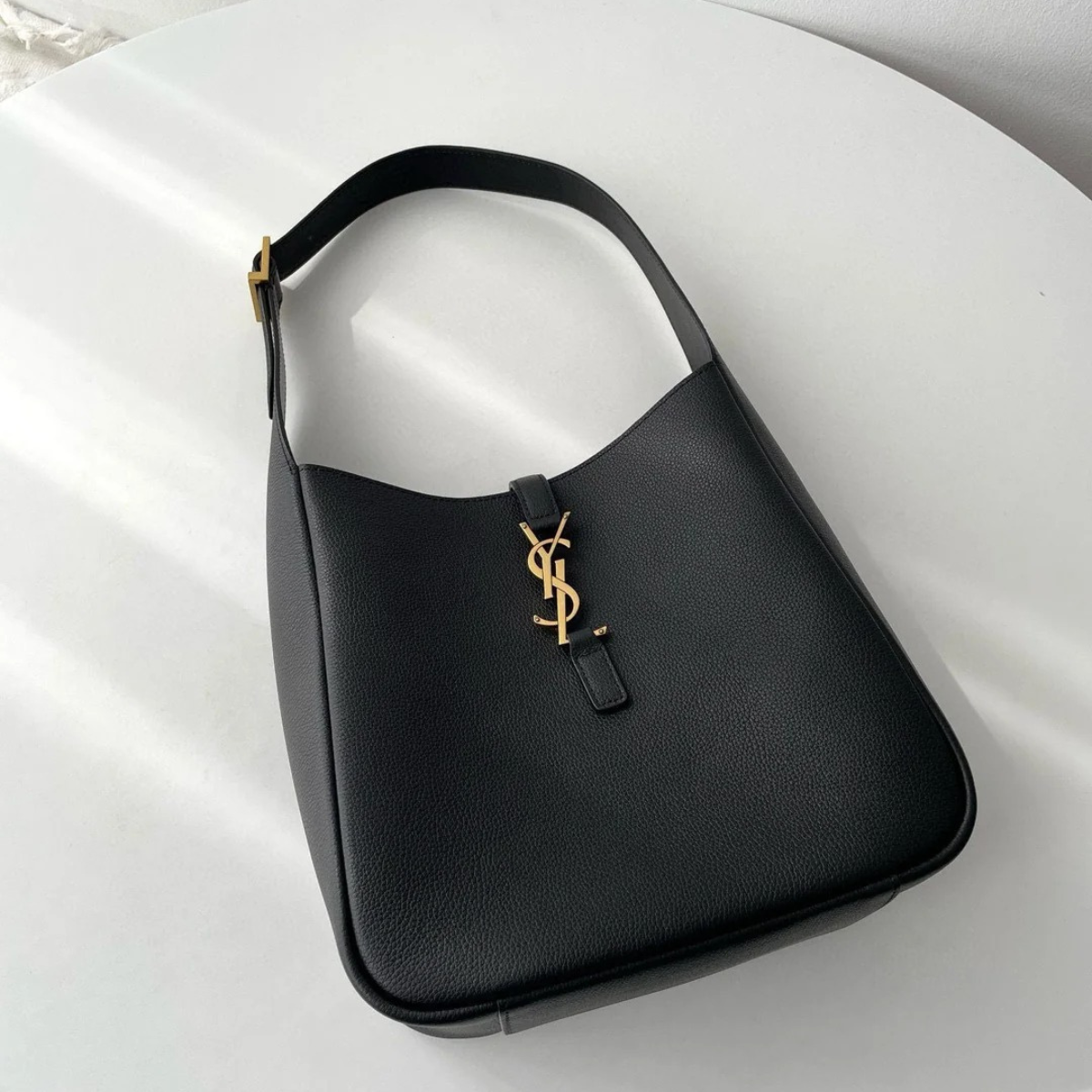 YVES SAINT LAURENT LE 5 À 7 BEA – BORSA IN PELLE GRANATA PREGIATA