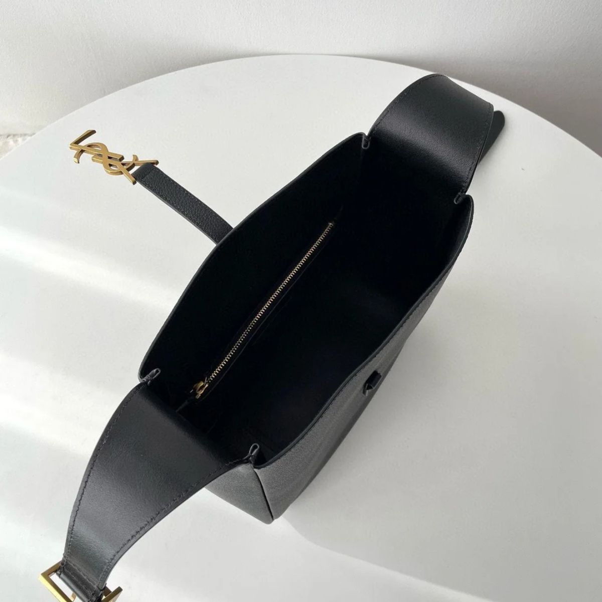 YVES SAINT LAURENT LE 5 À 7 BEA – BORSA IN PELLE GRANATA PREGIATA