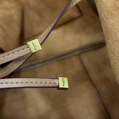 LE 5 À 7 BEA IN SUEDE DI YVES SAINT LAURENT